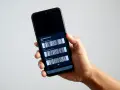 Dettagli del telefono: due codici IMEI e il numero di serie visualizzati sullo schermo.