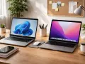 Due laptop su una scrivania di legno. Uno mostra Windows 11, l'altro macOS. Ideale per chi cerca il **Play Store PC** e altre app.