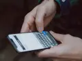 Mani che digitano su uno smartphone, mostrando la tastiera. Capire a cosa servono i giga è fondamentale per navigare, chattare e condividere.