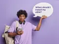 Ragazzo con zaino e cuffie, perplesso, tiene in mano un telefono e una nuvoletta con scritto "When should I install my eSIM?". Attivazione immediata!