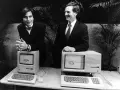 Steve Jobs e John Sculley presentano il primo computer Apple Macintosh, un'innovazione che ha cambiato il mondo.