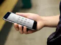 Mano che inserisce un PIN su uno smartphone, forse per accedere a sim dati Turchia.