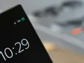 Schermo di un cellulare con ora 10:29 e icona aereo attiva. Pronto per disattivare modalità aereo.