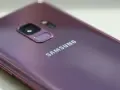 Dettaglio del retro di un Samsung viola, con il logo ben visibile. Se il tuo telefono si blocca, ecco come riavviare il telefono.
