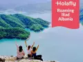 Tre amiche ammirano un lago turchese in Albania, con la scritta "Holafly Roaming Iliad Albania".