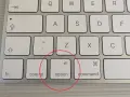 Tasto Option (o Alt) su tastiera Mac, evidenziato in rosso. Utile per scorciatoie.