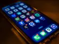 Schermata di un iPhone con varie app attive, tra cui Facebook, Instagram e Mail. I dati cellulare sono attivi per navigare.