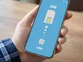 Schermo di uno smartphone mostra la transizione da SIM fisica a eSIM, con un chip integrato che simboleggia la tecnologia eSIM.