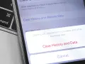 Schermo iPhone mostra come cancellare tutto da iPhone: "Cancella Cronologia e Dati". Vicino tasto Command.