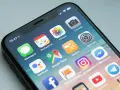 Schermata di un iPhone con icone di app, tra cui Google Maps e Instagram, utili per trovare le migliori app per prenotare viaggi.