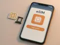Smartphone con opzione "Add eSIM" e SIM fisica accanto, ideale per chi viaggia e fa roaming USA.