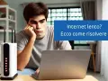 Ragazzo annoiato davanti a un laptop e un router Wi-Fi. La connessione dati è lenta, ma ci sono soluzioni.