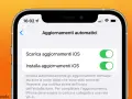 Schermata iPhone con opzioni per scaricare e installare automaticamente il nuovo aggiornamento iOS.