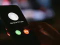 Schermo di un telefono con "Numero Privato" in arrivo. Un dito è pronto a rifiutare la chiamata, ma come richiamare un numero privato?