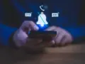 Mani che tengono uno smartphone, con icone di notifiche (email, messaggi, chiamate) e una campana barrata, per illustrare come silenziare le notifiche.