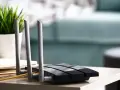 Router Wi-Fi nero con antenne, pronto per entrare nel modem e connettere la casa.