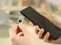 Mani che inseriscono una SIM in uno smartphone, forse per evitare gli svantaggi dual SIM.