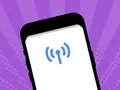 Schermata di un iPhone XR con icona segnale e sfondo viola. La tecnologia eSIM rende tutto più semplice.