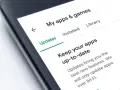 Schermata di uno smartphone che mostra "My apps & games" e la sezione "Updates". Aggiorna le tue app per nuove funzionalità.