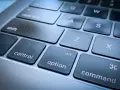 Tasti di un **screen Mac**: Control, Option, Command e altri tasti alfanumerici.