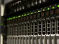 Server rack con luci verdi accese, suggerisce un'ottima connessione e zero latenza internet.