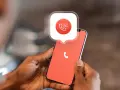 Mani che tengono uno smartphone con un'icona di chiamata e un fumetto. Impara come bloccare un numero privato per la tua tranquillità.