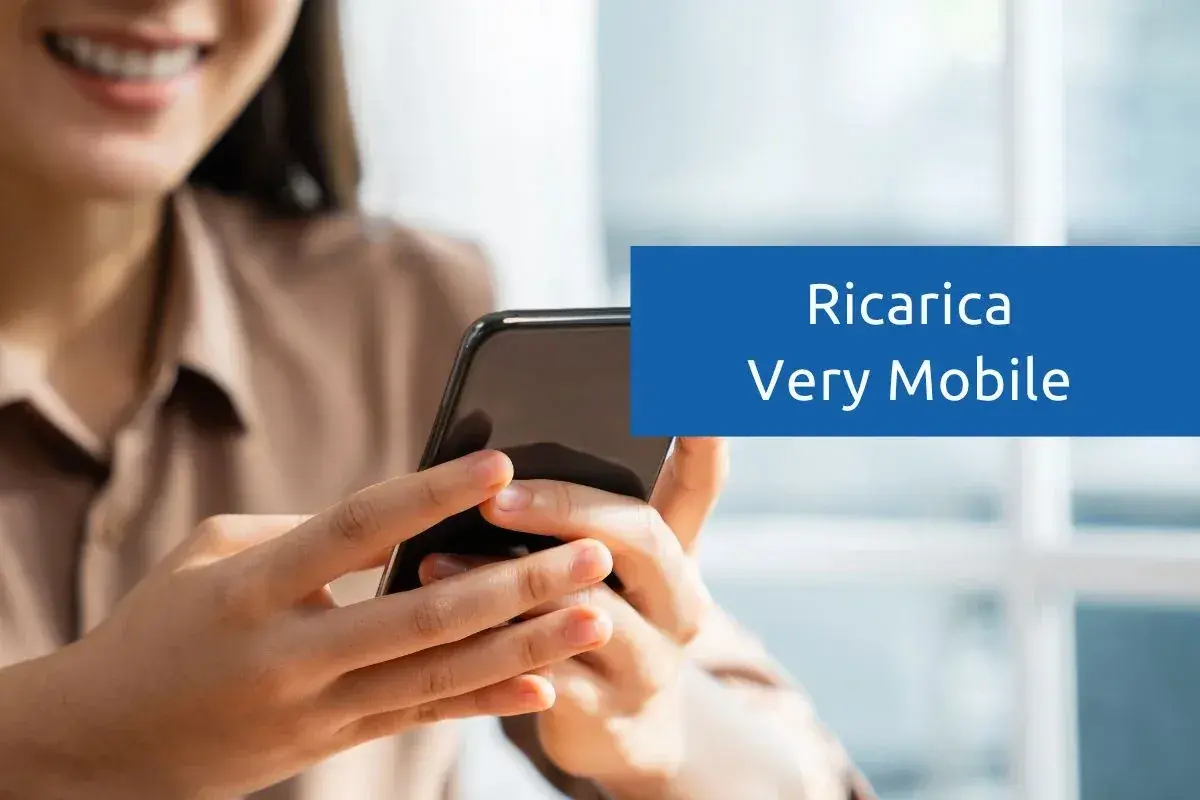 Donna sorridente usa il suo smartphone per una ricarica Very Mobile.