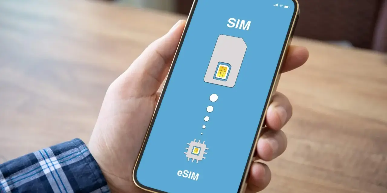 Smartphone mostra la transizione da SIM fisica a eSIM, come con Iliad.