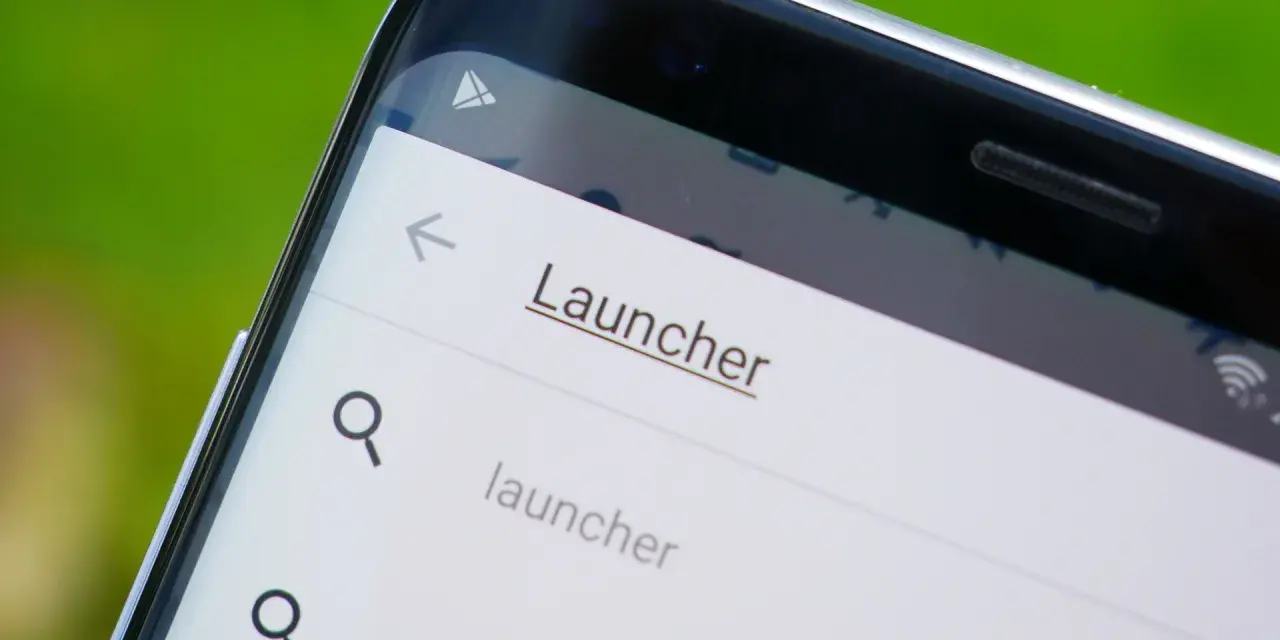 Schermata di un telefono con la parola "Launcher" in evidenza, suggerendo la ricerca di un nuovo launcher di sistema.