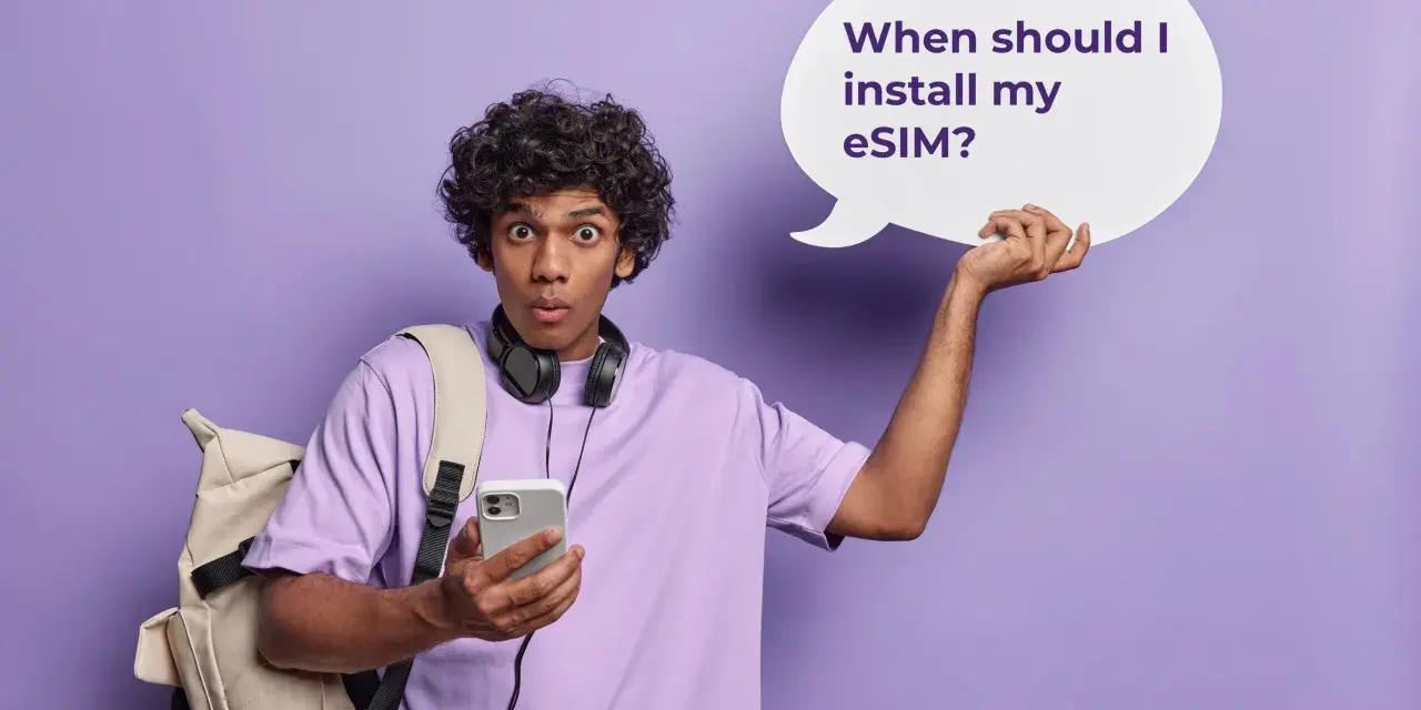 Ragazzo con zaino e cuffie, perplesso, tiene in mano un telefono e una nuvoletta con scritto "When should I install my eSIM?". Attivazione immediata!