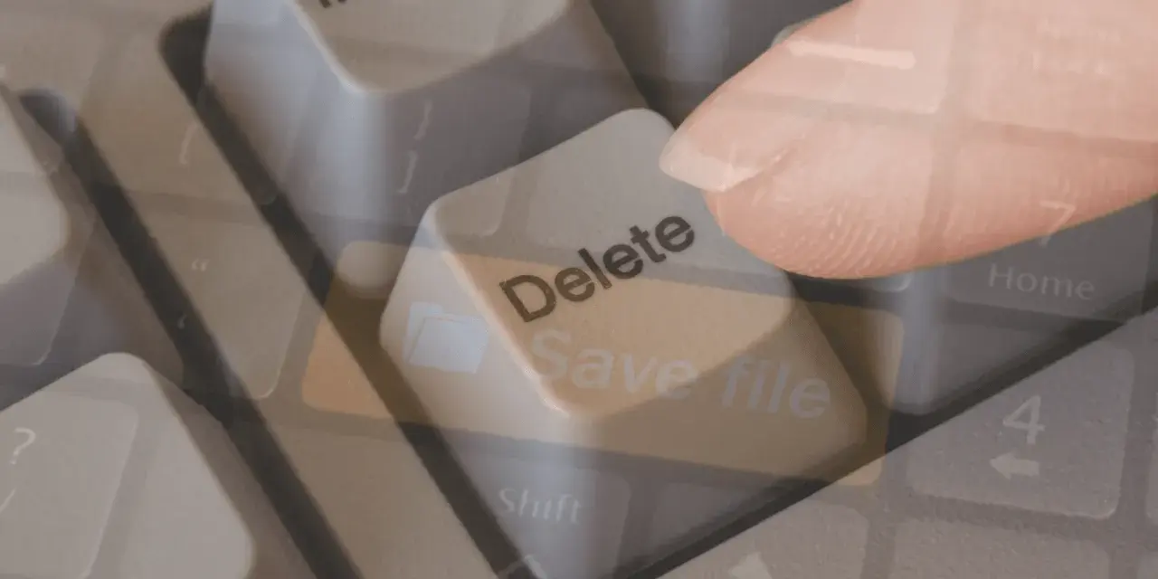 Dito, come recuperare file cancellati dal cestino. Un dito preme il tasto "Delete" su una tastiera, con un'icona di cartella e la scritta "Save file" sovrapposte.