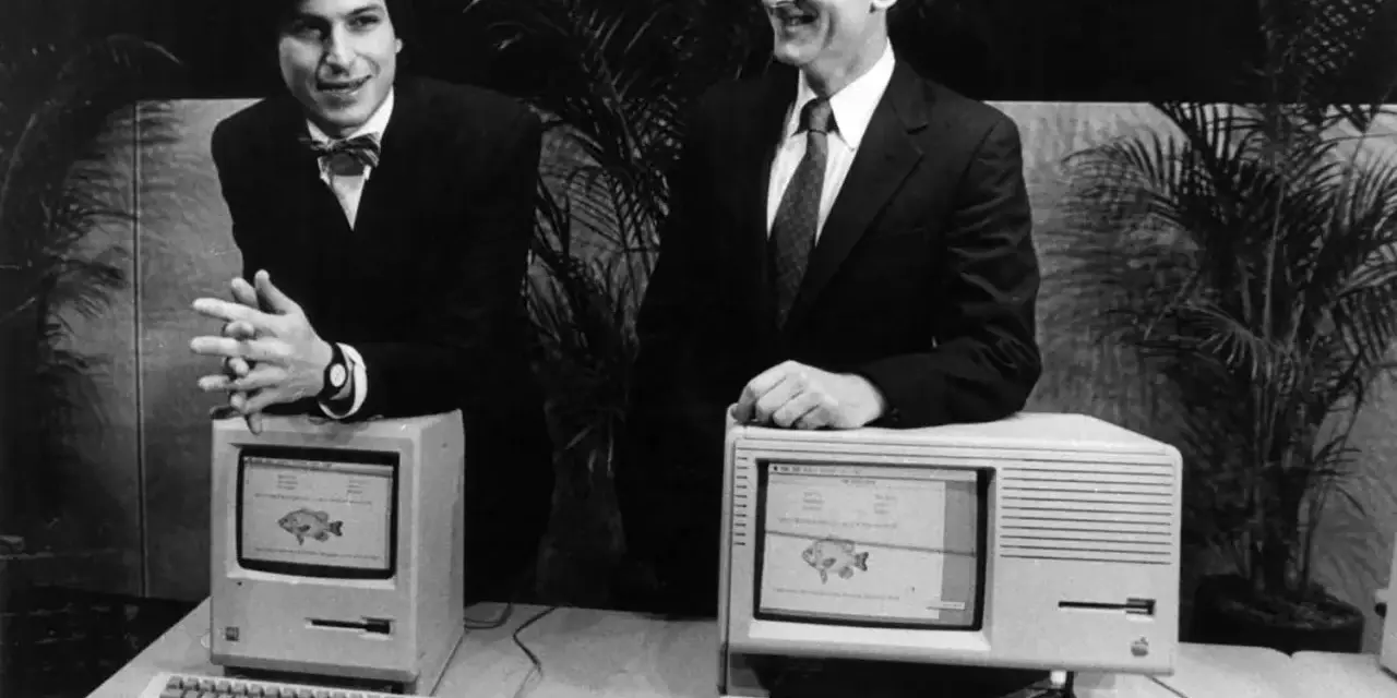 Steve Jobs e John Sculley presentano il primo computer Apple Macintosh, un'innovazione che ha cambiato il mondo.