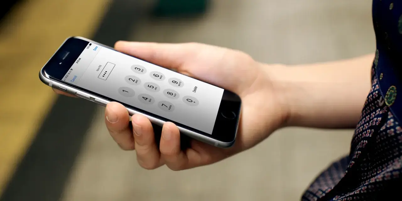 Mano che inserisce un PIN su uno smartphone, forse per accedere a sim dati Turchia.