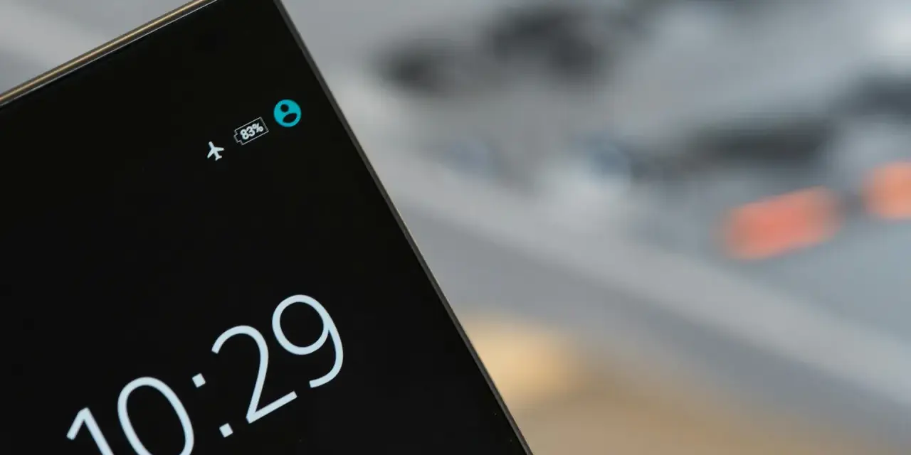 Schermo di un cellulare con ora 10:29 e icona aereo attiva. Pronto per disattivare modalità aereo.