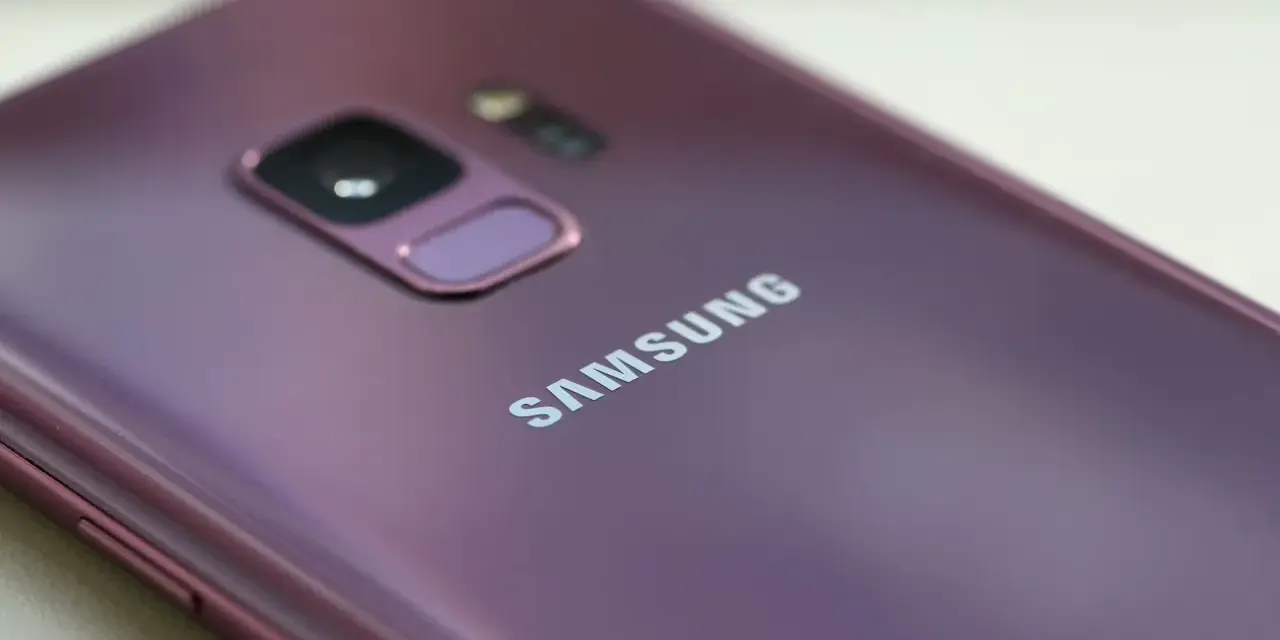 Dettaglio del retro di un Samsung viola, con il logo ben visibile. Se il tuo telefono si blocca, ecco come riavviare il telefono.