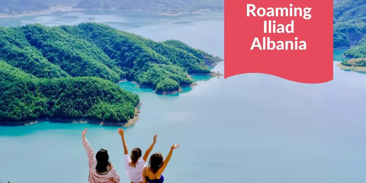Tre amiche ammirano un lago turchese in Albania, con la scritta "Holafly Roaming Iliad Albania".