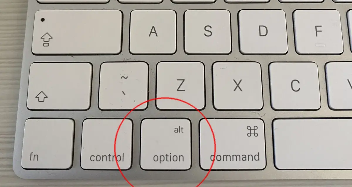 Tasto Option (o Alt) su tastiera Mac, evidenziato in rosso. Utile per scorciatoie.