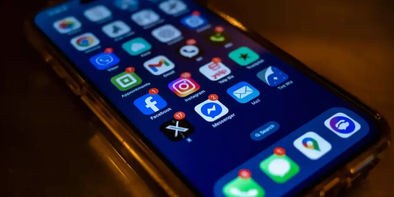Schermata di un iPhone con varie app attive, tra cui Facebook, Instagram e Mail. I dati cellulare sono attivi per navigare.