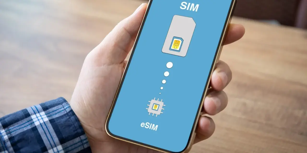 Schermo di uno smartphone mostra la transizione da SIM fisica a eSIM, con un chip integrato che simboleggia la tecnologia eSIM.