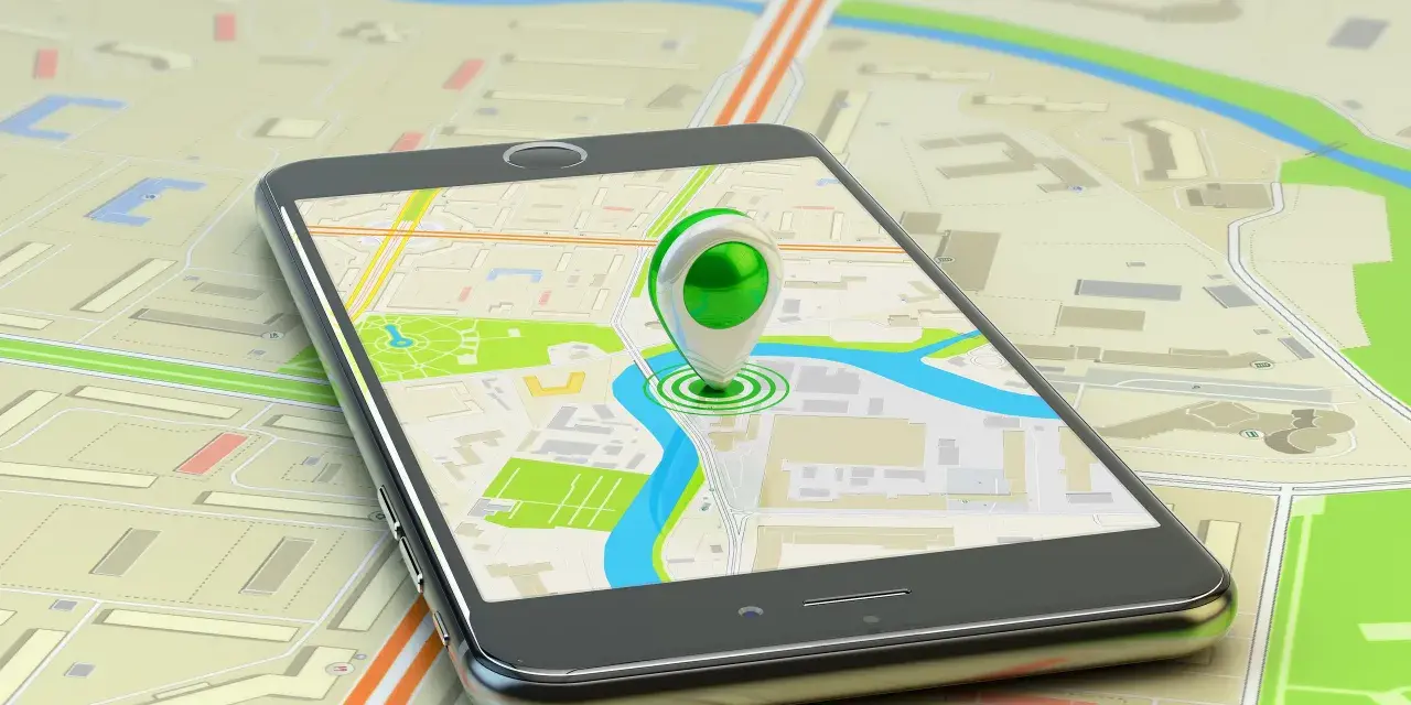 Smartphone su mappa con puntatore GPS. Scopri come localizzare un numero di telefono con facilità.