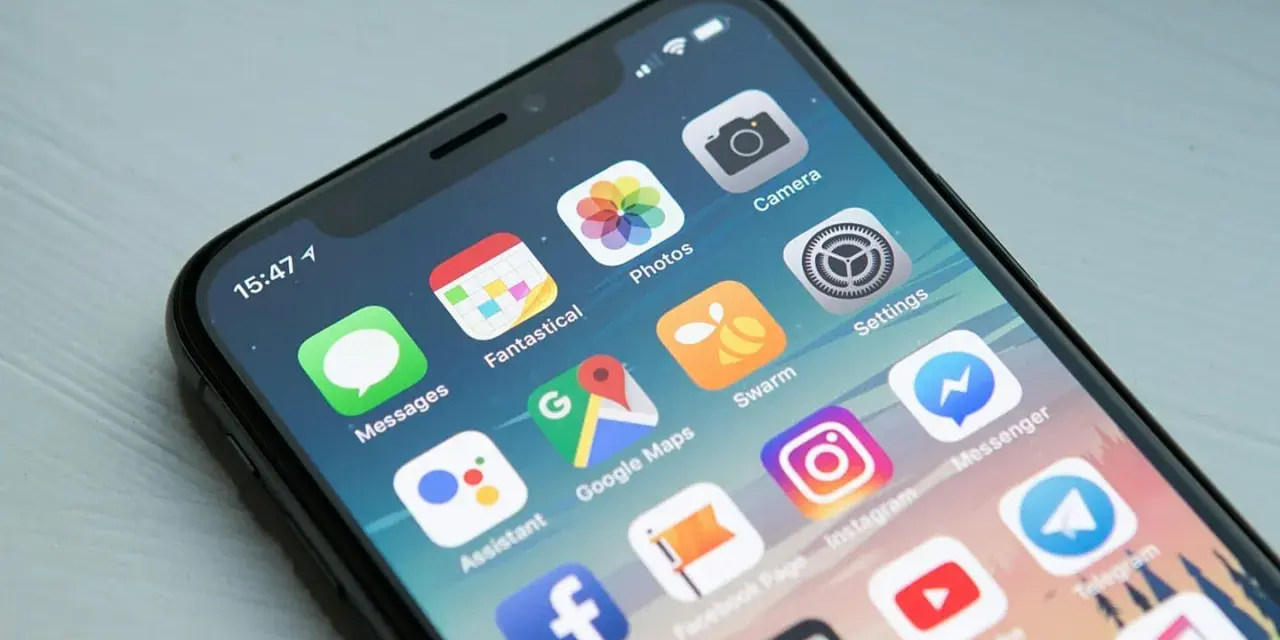 Schermata di un iPhone con icone di app, tra cui Google Maps e Instagram, utili per trovare le migliori app per prenotare viaggi.