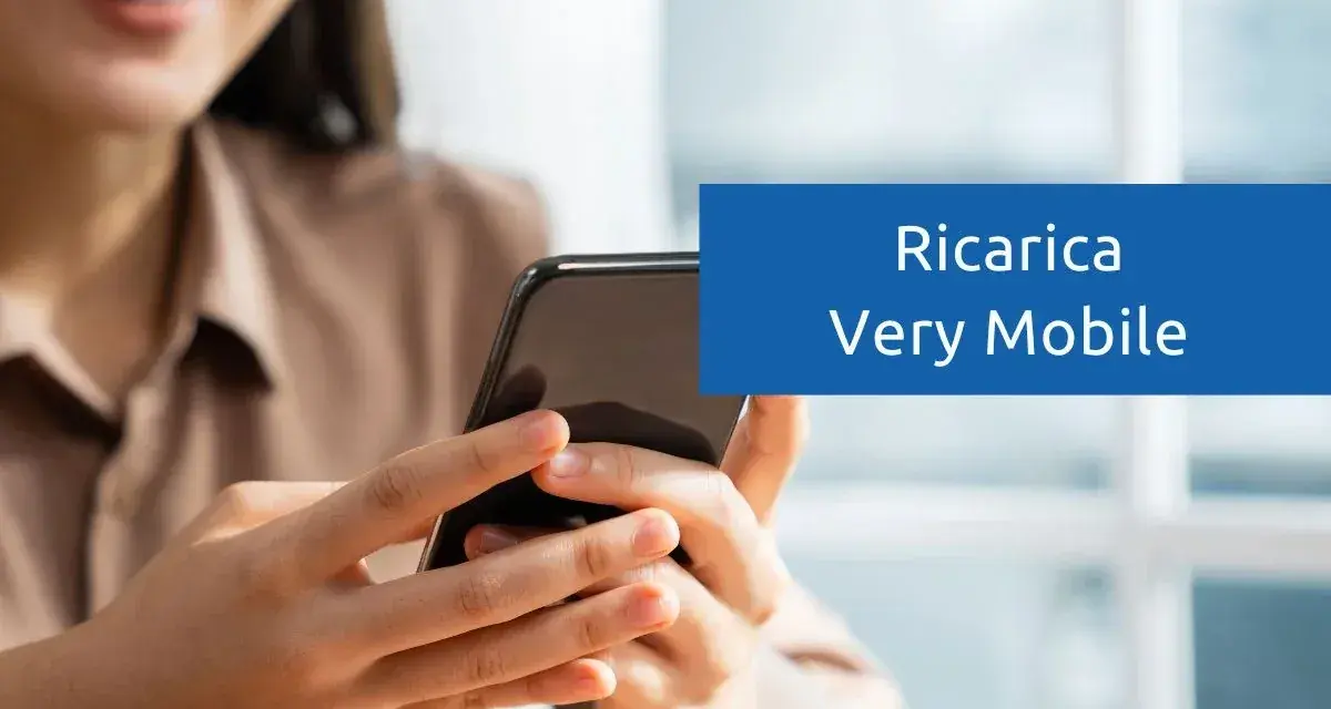 Donna sorridente usa il suo smartphone per una ricarica Very Mobile.
