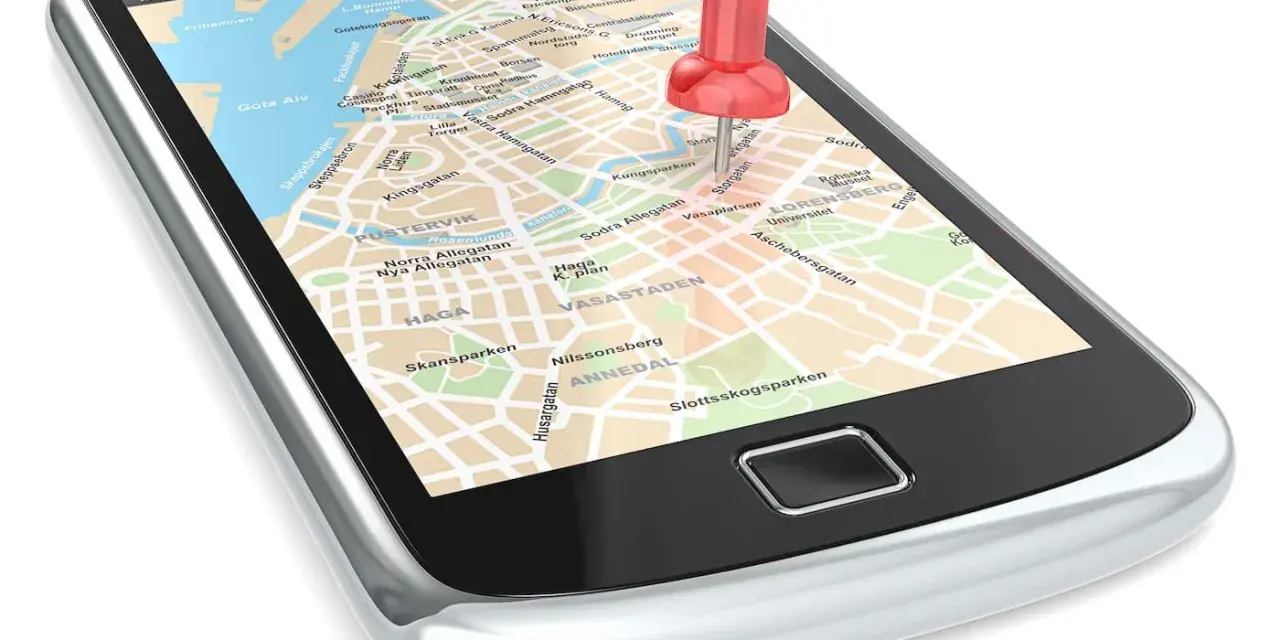 Smartphone con mappa e puntina rossa. Navigazione facile con questa app.