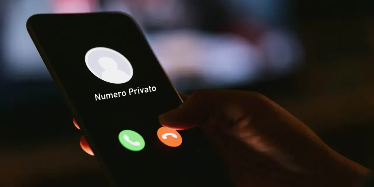 Schermo di un telefono con "Numero Privato" in arrivo. Un dito è pronto a rifiutare la chiamata, ma come richiamare un numero privato?