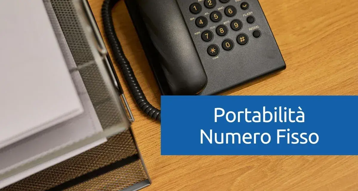 Telefono fisso e documenti su scrivania in legno. Testo: "Portabilità Numero Fisso".