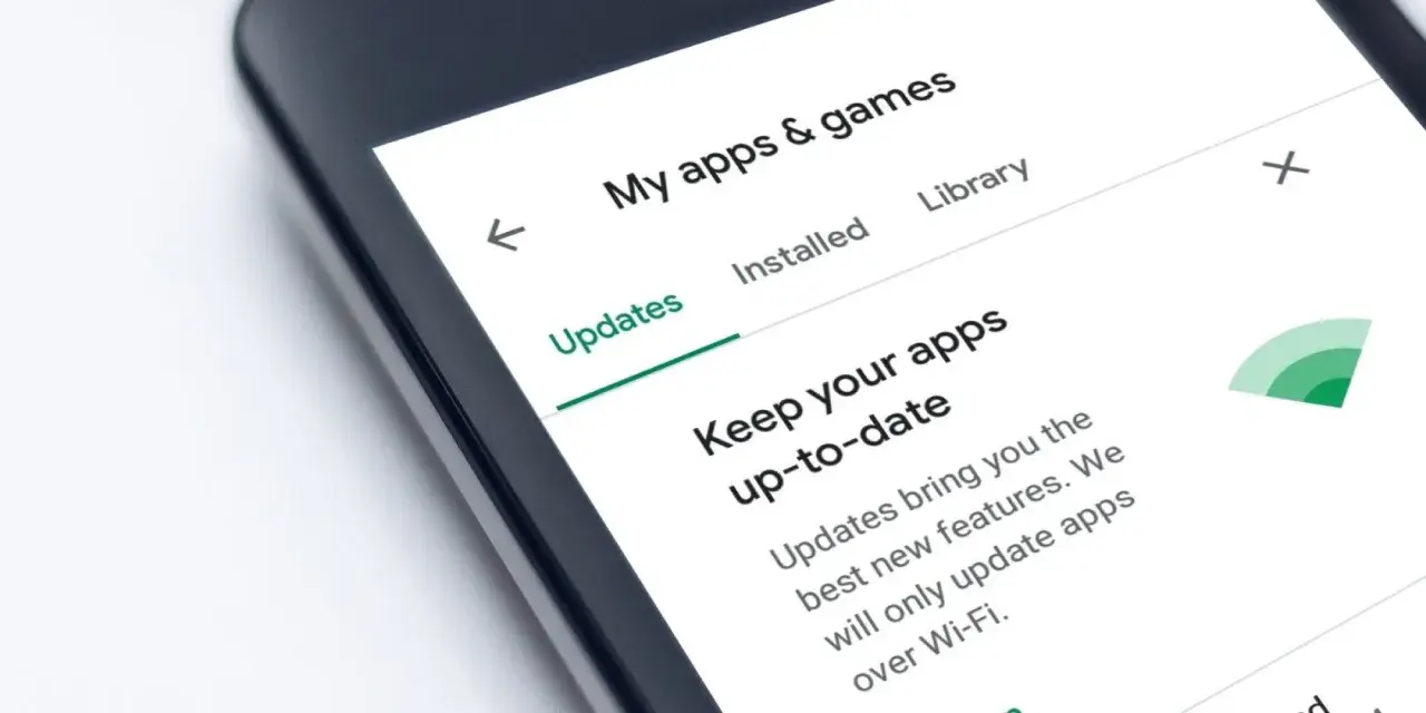 Schermata di uno smartphone che mostra "My apps & games" e la sezione "Updates". Aggiorna le tue app per nuove funzionalità.