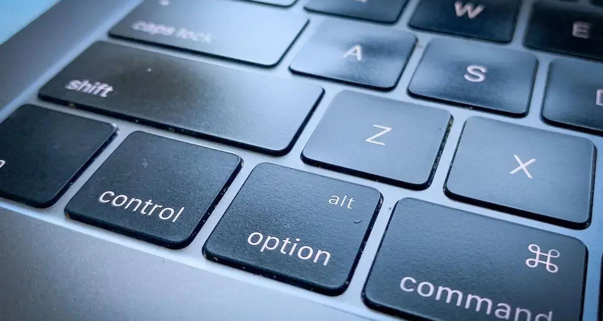 Tasti di un **screen Mac**: Control, Option, Command e altri tasti alfanumerici.