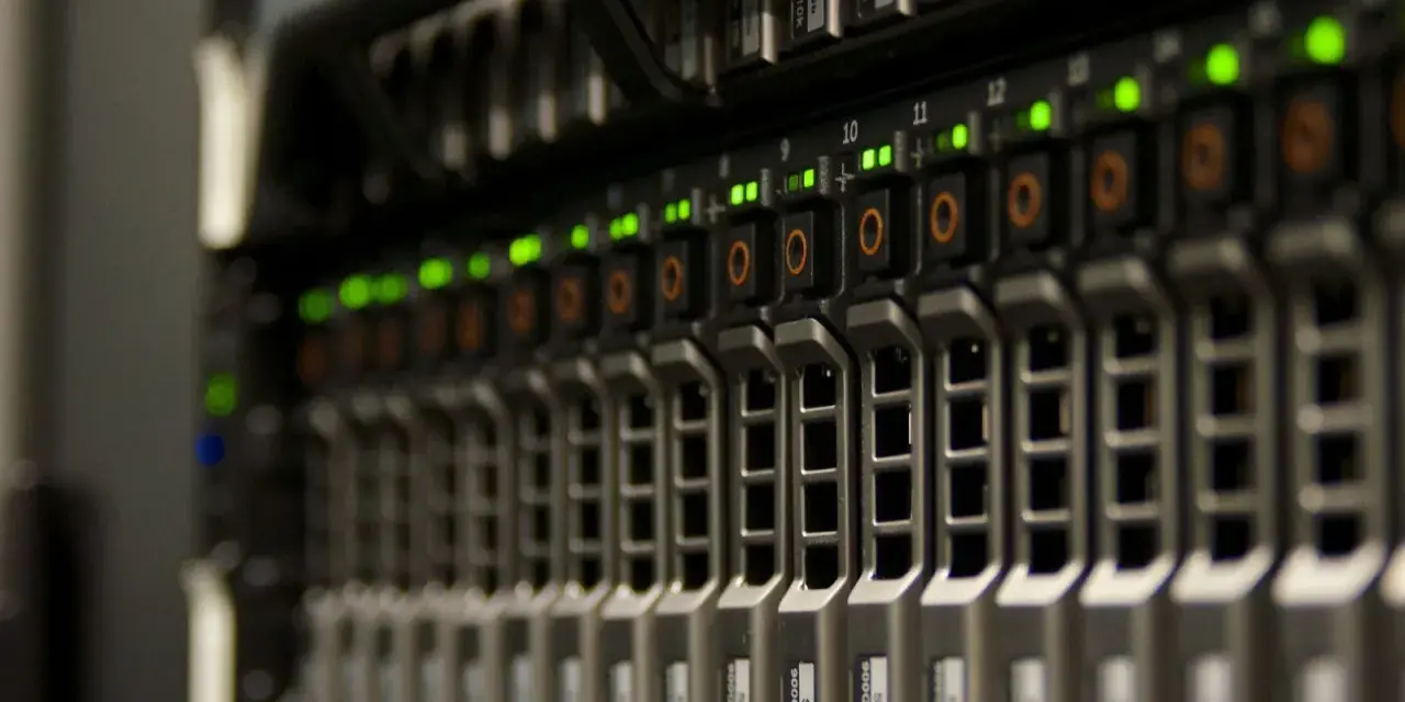 Server rack con luci verdi accese, suggerisce un'ottima connessione e zero latenza internet.