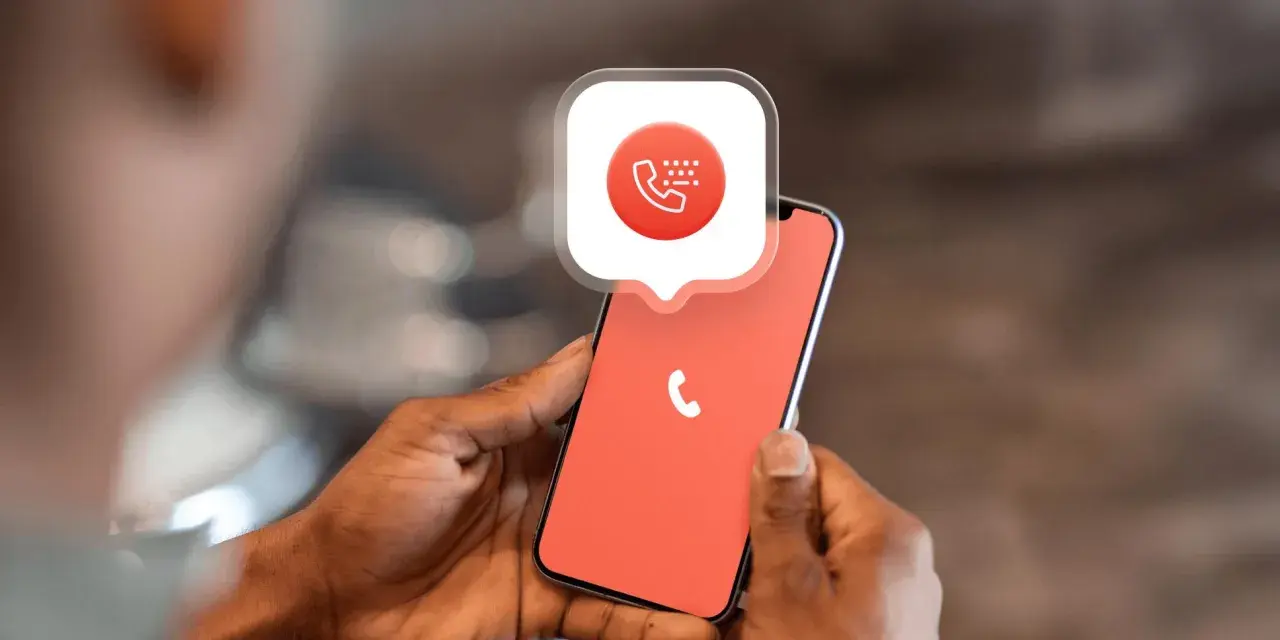Mani che tengono uno smartphone con un'icona di chiamata e un fumetto. Impara come bloccare un numero privato per la tua tranquillità.
