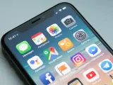 Schermata di un iPhone con icone di app, tra cui Google Maps e Instagram, utili per trovare le migliori app per prenotare viaggi.